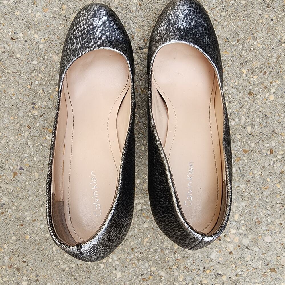 Calvin Klein Carley Gunmetal Metallic Pumps Size 9.5 M Timeless Platform Heels